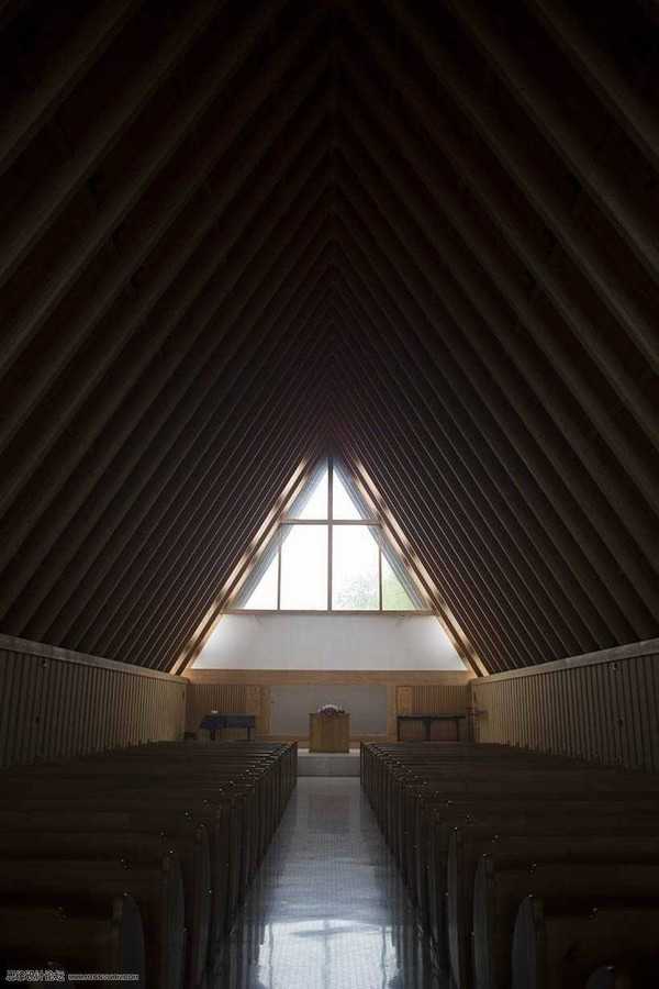 Photoshop调出黄金质感的教堂照片效果图