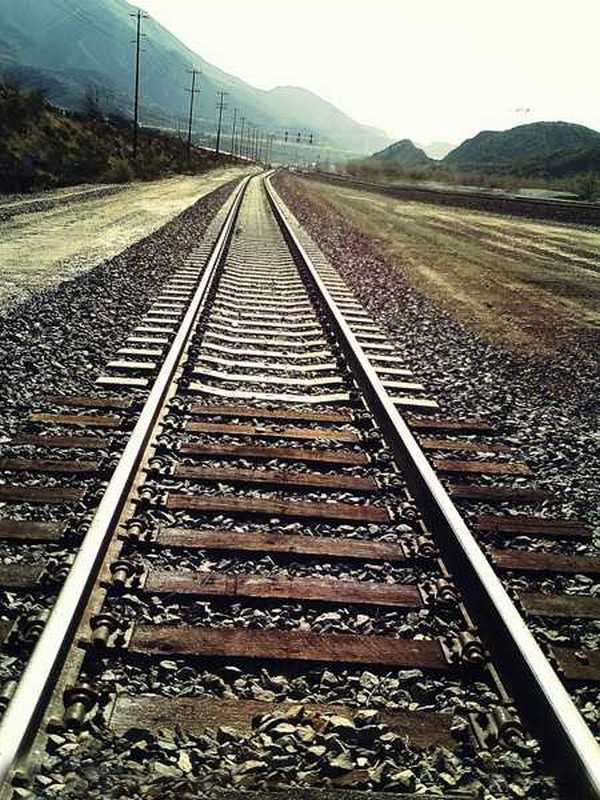 Photoshop为铁轨图片加上晨曦暖色